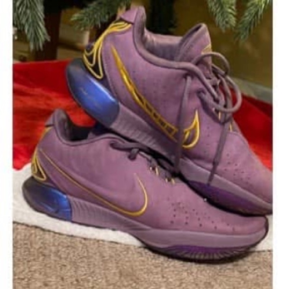 LeBron 21 violet dust - size 11.5